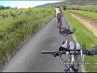 Lampeggiante e nudo take bicicletta pubblico sulla strada