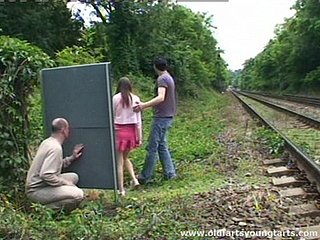 Un gars se masturbe en regardant un extérieur putain clasp