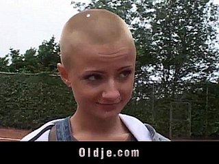 Morose kurzhaarigen Schüler saugen Opa Schwanz
