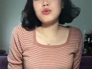 Carino ragazza coreana lampeggiante sulla fotocamera