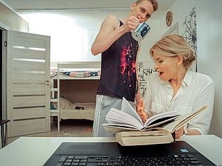 TUTOR4K. Guy mengatur kamera dan benar karena mereka membantu