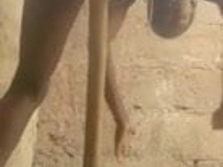 mujer africana se masturba con un palo de escoba.