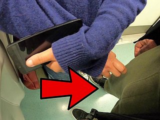 Người phụ nữ chưa biết chạm vào vòi nước của tôi trong tàu điện ngầm