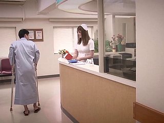 Entzückende asiatische Krankenschwester geben einen dampfigen Blowjob in einem nahen herauf Schießen