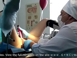 Mädchen untersucht an einem Gynäkologen - stürmischer Orgasmus