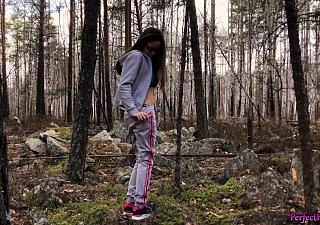 Uczennica miała zmysłowy seks z nauczycielem PE w lesie