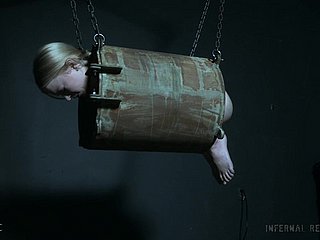 Blonde jugendlich Schlampe Alice in einem Dungeon entführt und missbraucht