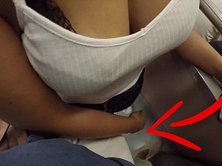 Milf berambut perang yang tidak diketahui dengan tits besar mula menyentuh batang saya di kereta bawah tanah! Itu dipanggil seks yang berpakaian?