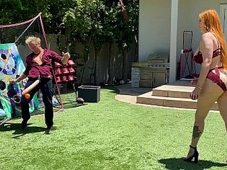 Heavy Loot Busty Redhead Jocular mater chơi bóng dương vật với con cặc trắng khổng lồ của con trai