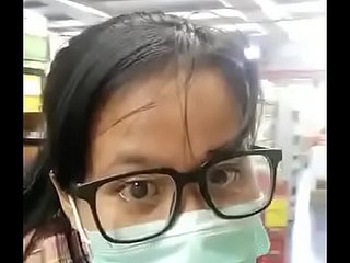 授乳中の熟女は、食料品店で大きなおっぱいをフラッシュします。