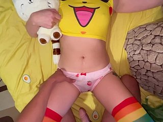 Premier sexe avec une chatte non rasée entre la culotte