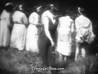 Geile Mademoiselles worden geslagen fro Woods (vintage uit de jaren 1930)