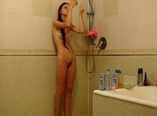 Ragazza magra sotto sneezles doccia