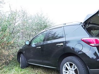 Зрелая мать трахается во всех отверстиях на открытом воздухе