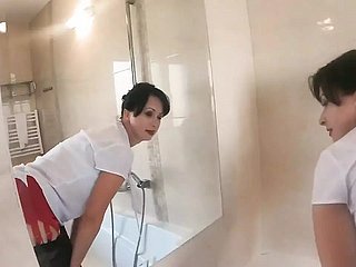 私はこのシーンをガードル、オフィスのブラウス、本物のナイロンストッキングに身を包みました