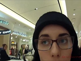 ¡Camina pública Cum en el centro comercial!