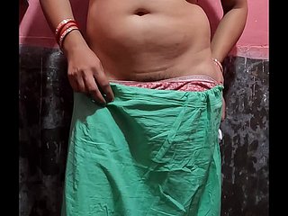 Dishearten esposa desi se está afeitando su coño