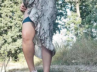 Пошел в кусты, чтобы пописать