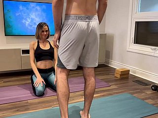 Numbing moglie viene scopata e crema in pantaloni da yoga mentre si allena dall'amico dei mariti
