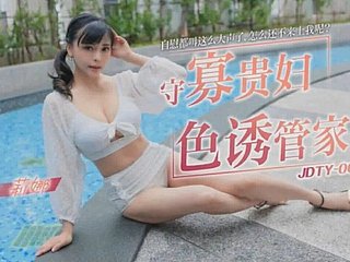 Esposa asiática lujuriosa seducida ama de llaves mientras el marido itty-bitty estaba en casa: