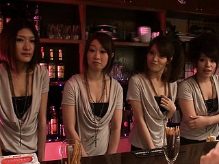 Asiatischer Gruppensex im Bierzelt