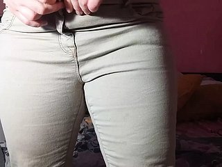 Maman taquine foetus fils en jean, puis baise et gicler