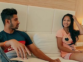 Le clasp indien amateur enlève lentement ses vêtements mob avoir des kith sexuelles