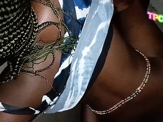 Pareja negra del Congo haciendo el amor sexo duro en una esquina de ague casa de ague iglesia