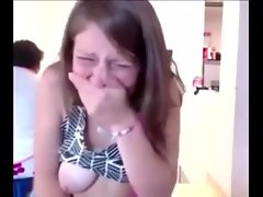 Fille a l'orgasme silencieux et gicle
