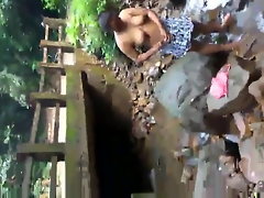 Baño de aloofness mujer srilankan