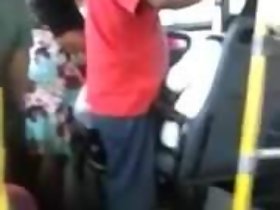 velho esfregando no ônibus