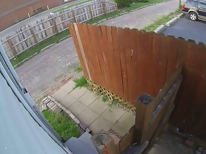 Незнакомец Pees (Nest Cam ловит леди пишет Columbus, Ohio)