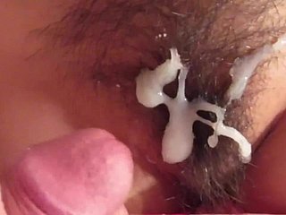 ÉJACULATION SUR CHATTE POILUE