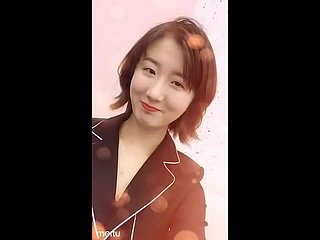 Dorrit Yaqi, célèbre analyste chinoise de la finance, me suce la bite.