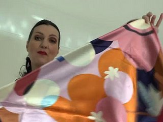 Wunderschöne Satin-Kopftuch-Demonstration, JOI Lady Victoria Valente