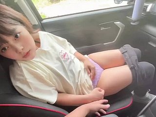 Pasangan yang tidak tahan dengan bau masamnya selepas kerja sambilan dan bersetubuh di dalam kereta.