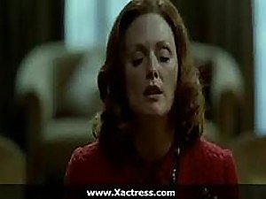 La rossa titillating Julianne Moore scopa e masturba un cazzo in una scena di sesso bollente