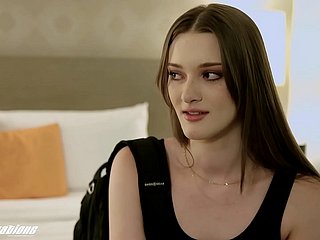 Novas Sensações - Erro de Motor hotel Faz Meu Pau Ser Chupado e Fodido (Olivia Madison)