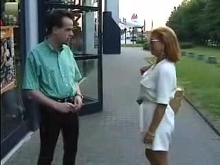 Foetus Barbara lässt sich there einem schönen Retro-Clip von einem Typen ausziehen
