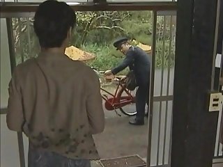 JPN Postman et femme au amphitheatre