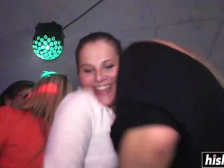 Club babes proberen verschillende lullen
