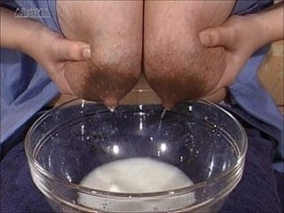 授乳中のアジアのおっぱい