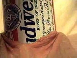 Bir Budweiser bira Tushy kullanma Aşırı Nesne Ekleme