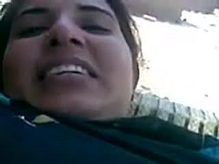 Desi Hermosa musulmán mamá grandes tetas follada por el vecino