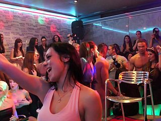 filles sauvages amuser pendant partie de sexe