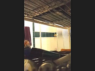 ibu saya mendapat sepasang penggantung besar